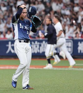 オリックス対西武　10回裏オリックス1死二、三塁、太田にサヨナラ打を許した西武浜屋将太はガックリとベンチに引き揚げる(撮影･西尾就之)