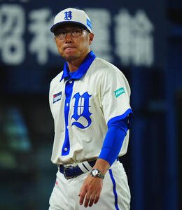 DeNA対阪神　8回表、交代を告げ渋い表情のDeNA相川亮二監督(撮影･垰建太)