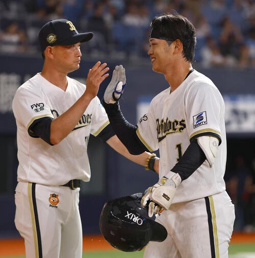 オリックス対西武　10回裏オリックス1死一、三塁、サヨナラ安打を放った太田椋(右)は岸田護監督と笑顔でハイタッチをする(撮影･上田博志)