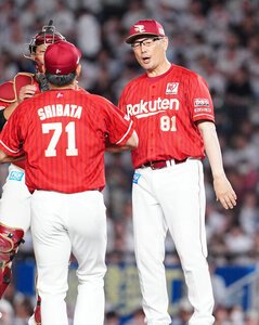 六回裏、3番手の柴田(手前)にボールを託す楽天の吉井監督＝日刊スポーツ