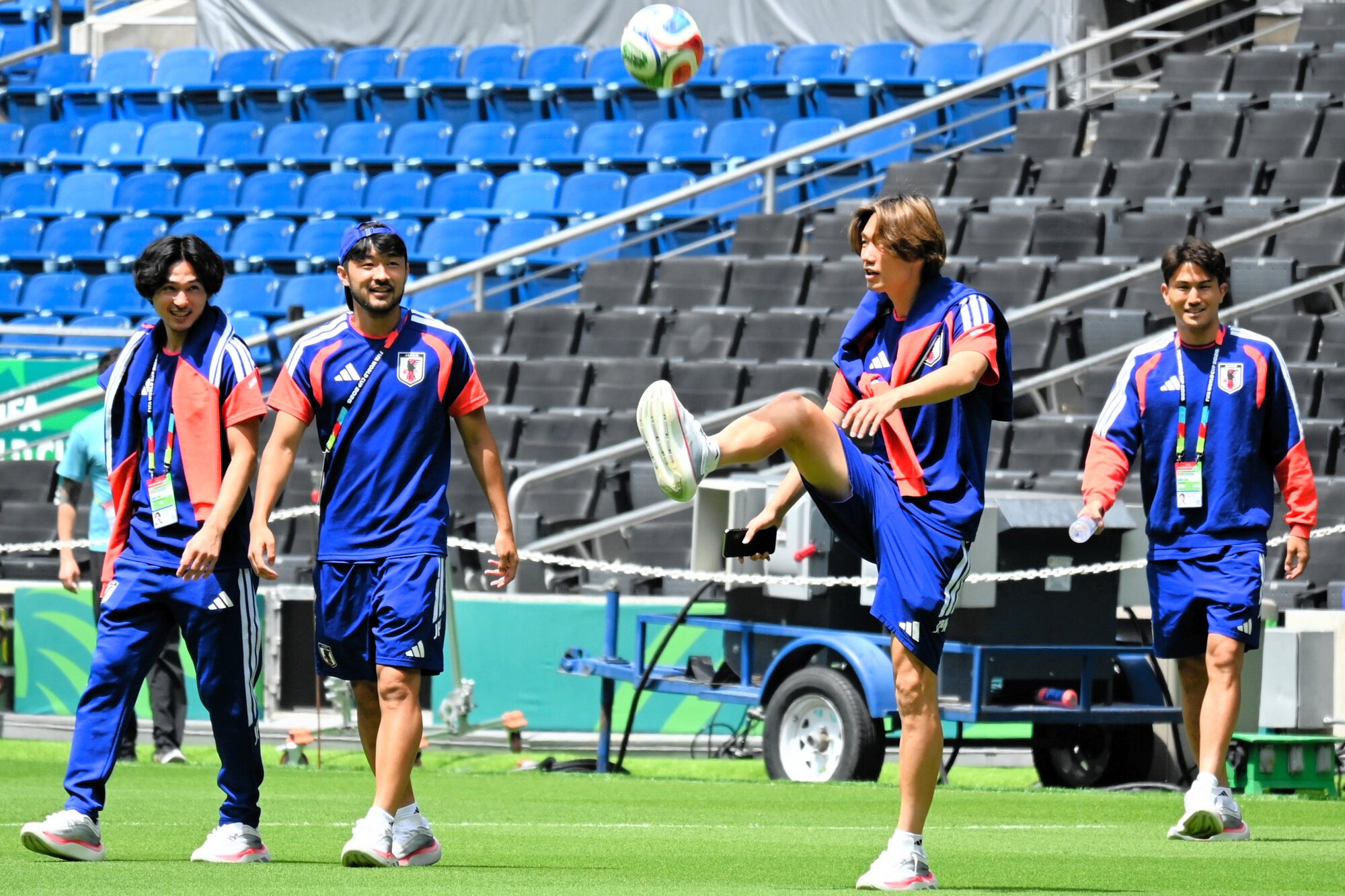 サッカーワールドカップ北中米大会のチュニジア戦の会場を確認する日本代表の(右から)渡辺剛、板倉滉、菅原由勢、南野拓実