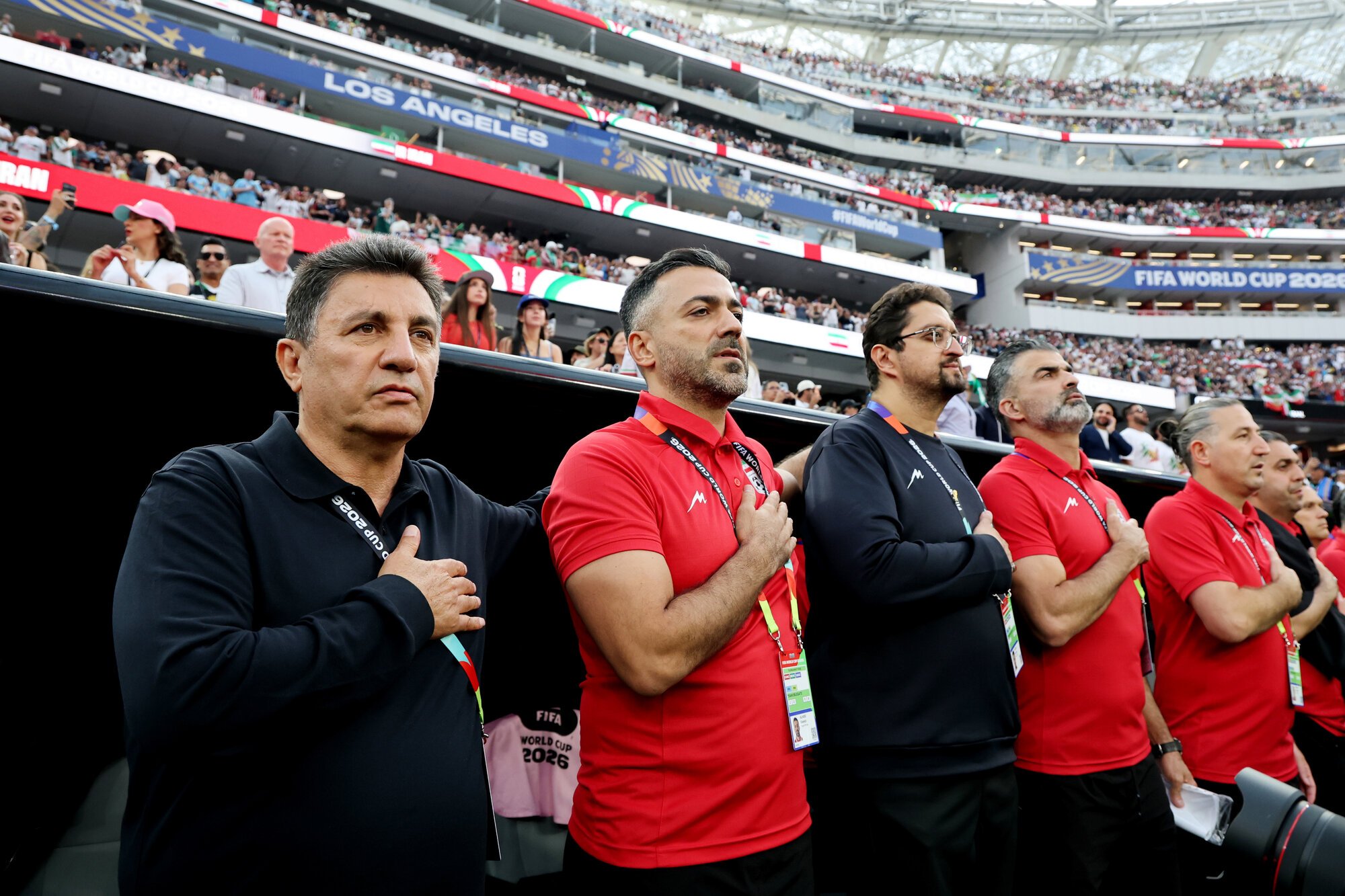 サッカーワールドカップ北中米大会　グループG　イラン―ニュージーランド　試合前、国歌斉唱するイランのガレノイ監督(左)ら=2026年6月15日、米国･ロサンゼルス、内田光撮影
