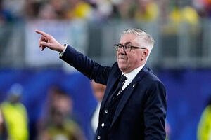 ブラジル対ハイチ　試合を見つめるブラジルのカルロ･アンチェロッティ監督(AP)