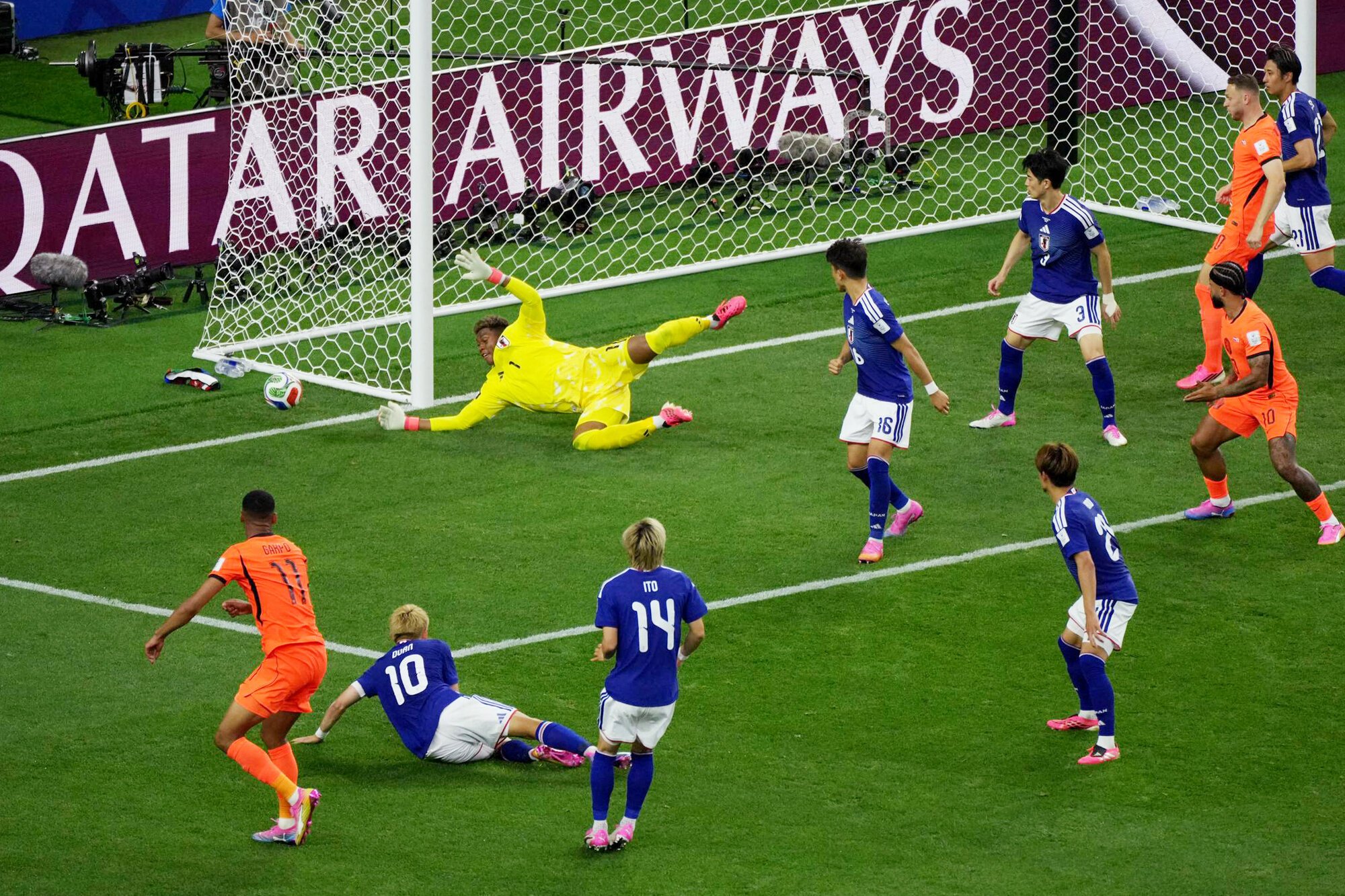 サッカーワールドカップ北中米大会　グループF　オランダ―日本　後半、オランダのハクポ(左下)のシュートを防ぐGK鈴木彩艶(左上)=西岡臣撮影