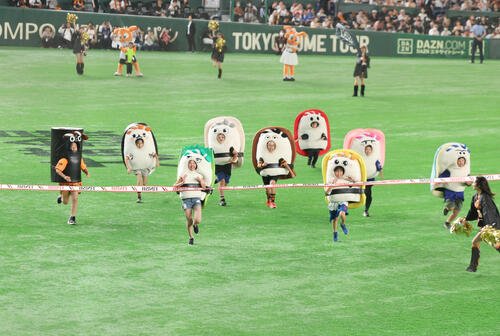 巨人対中日　すしレースは芽ネギが1着(撮影･増田悦実)