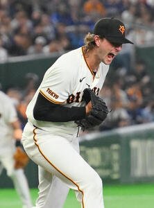 巨人対中日　4回表中日2死二塁、細川成也を空振り三振に仕留め雄たけびを上げるフォレスト･ウィットリー(撮影･滝沢徹郎)