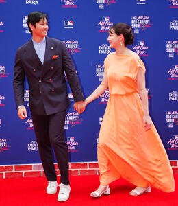 大谷翔平とドレス姿の真美子夫人(2025年7月)