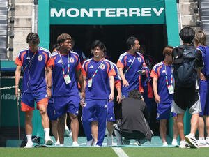 チュニジア戦の行われるモンテレイスタジアムを事前見学する、左から伊藤洋輝、GK鈴木彩艶、谷口彰悟ら(撮影･足立雅史)