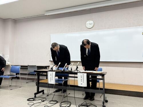 部員のいじめが発覚し、対外試合禁止処分を受け会見を行った箕島･岡本規校長(右)ら
