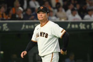 巨人対中日　交代を伝える巨人橋上秀樹監督代行(撮影･滝沢徹郎)