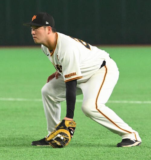 巨人対中日　一塁の守備に就く巨人岸田行倫(撮影･滝沢徹郎)