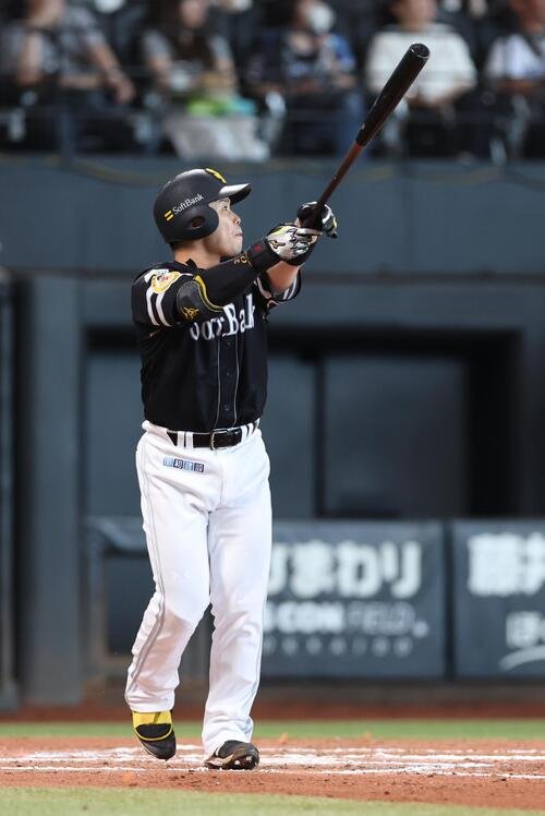 日本ハム対ソフトバンク　6回表ソフトバンク2死二、三塁、3点本塁打を放つ近藤健介(撮影･黒川智章)