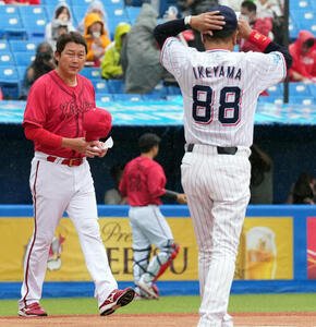 ヤクルト対広島　メンバー表の最終確認のためベンチを出る広島新井貴浩監督(撮影･たえ見朱実)