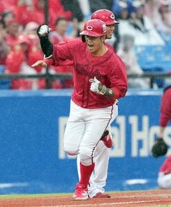 ヤクルト対広島　5回表広島無死一塁、右越えに2点本塁打を放ちガッツポーズを決める代打小園海斗(撮影･たえ見朱実)