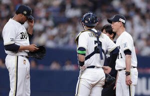 オリックス対西武　5回表西武2死一、二塁、古賀悠斗に適時打を許したルイス･ペルドモ(左)に降板を告げた岸田護監督(右)(撮影･前田充)