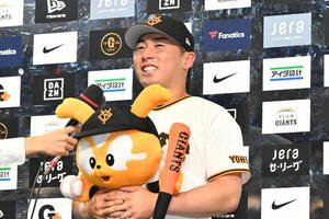巨人対中日　ヒーローインタビューを受ける巨人浅野翔吾(撮影･滝沢徹郎)