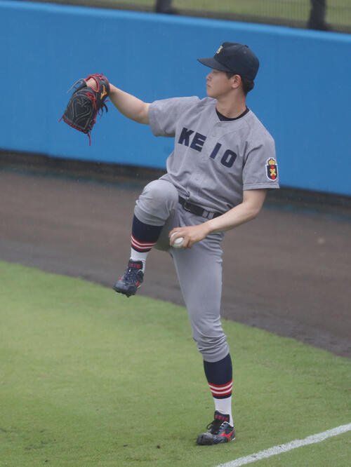 代表選考合宿でキャッチボールする慶大･渡辺和大(撮影･柴田隆二)