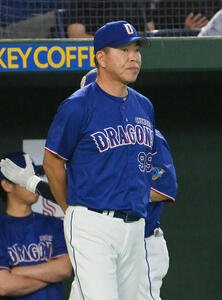 巨人対中日　交代を伝えにベンチを出る中日井上一樹監督(撮影･滝沢徹郎)