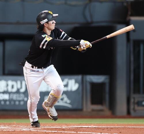 日本ハム対ソフトバンク　3回表ソフトバンク1死、本塁打を放つ正木智也(撮影･黒川智章)