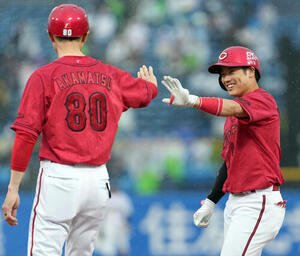 ヤクルト対広島　2回表広島2死一、三塁、適時内野安打を放ち笑顔を見せる勝田成(撮影･たえ見朱実)