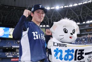 オリックス対西武　完封勝利を挙げ、ガッツポーズで写真に納まる西武隅田知一郎(撮影･前田充)
