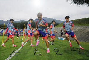 体を動かす堂安律(中央)ら(撮影･足立雅史)