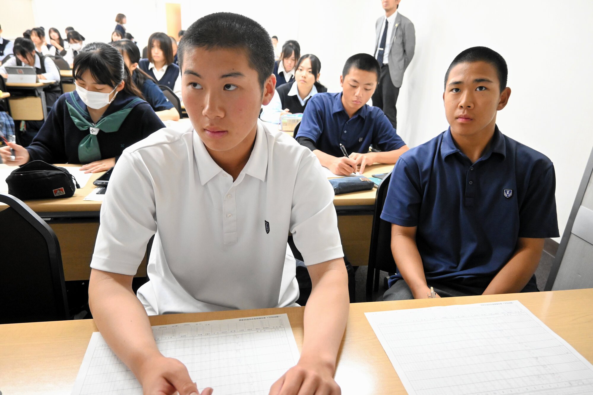 正しい記録の付け方を学ぶ生徒ら=2026年6月20日午後2時10分、東京都渋谷区渋谷2丁目、立岩穣一撮影