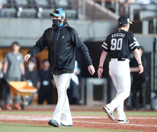 日本ハム対ソフトバンク　試合後、話をする新庄剛志監督(左)と小久保裕紀監督(撮影･黒川智章)