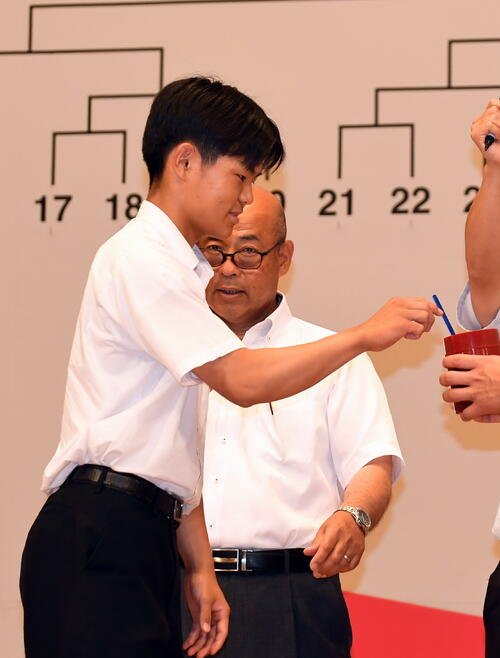 抽選に臨む浜松商･中山