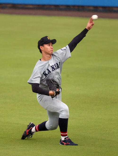 代表選考合宿でキャッチボールする関大･米沢友翔(撮影･柴田隆二)