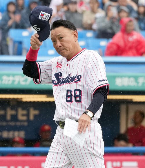 ヤクルト対広島　ファンの声援に応えるヤクルト池山隆寛監督(撮影･たえ見朱実)