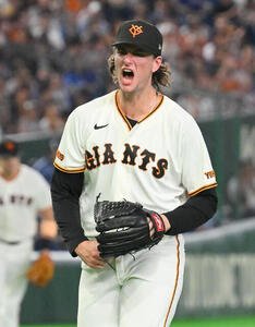 巨人対中日　4回表中日2死二塁、細川成也を空振り三振に仕留め雄たけびを上げるフォレスト･ウィットリー(撮影･滝沢徹郎)