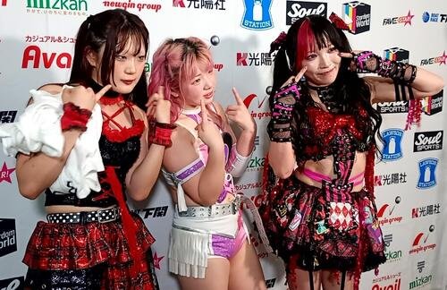 ｢伊藤リスペクト軍団フォーエバー｣と叫んだ(左から)古沢稀杏、梨杏、伊藤麻希