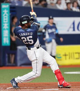 オリックス対西武　1回表西武2死二塁、アレクサンダー･カナリオは適時打を放つ(撮影･西尾就之)