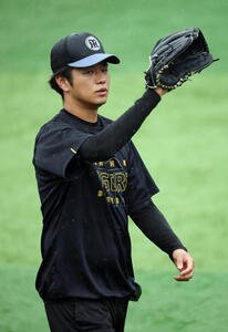 DeNA対阪神　キャッチボールする阪神高橋遥人(撮影･宮地輝)