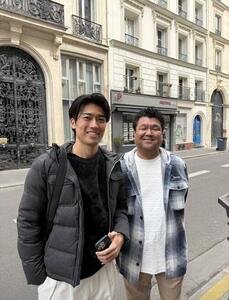 26年4月、パリで記念撮影する中村敬斗(左)と専属トレーナーを務める花嶋義広さん