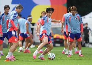 ボール回しする上田綺世(中央)(撮影･足立雅史)