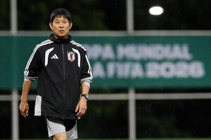 サッカーワールドカップ北中米大会のチュニジア戦の前日練習を見つめる森保監督=内田光撮影