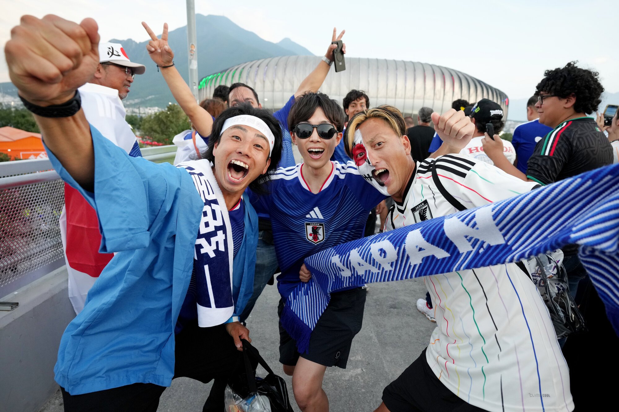 サッカーワールドカップ北中米大会　グループリーグF組　チュニジア―日本　試合前、会場外で盛り上がる日本サポーターたち=西岡臣撮影