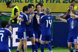 サッカーワールドカップ北中米大会　グループリーグF組　チュニジア―日本　前半、チーム2点目となるゴールを決めて喜ぶ上田綺世(中央左)=西岡臣撮影