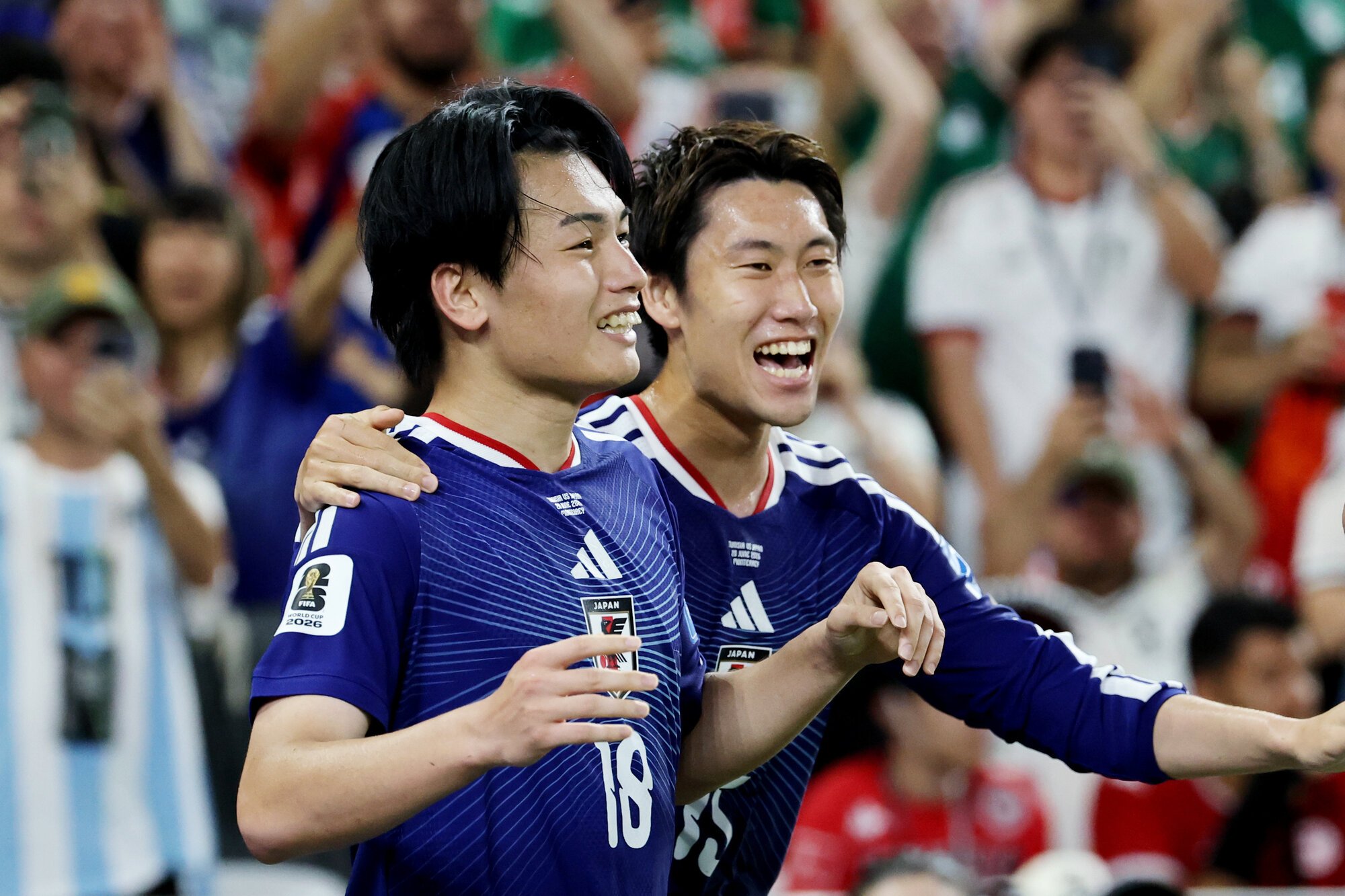 サッカーワールドカップ北中米大会　グループリーグF組　チュニジア―日本　前半、チーム2点目となるゴールを決めて鎌田大地(右)と喜び合う上田綺世=内田光撮影