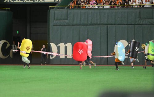 巨人対中日　すしレースは玉子が勝利(撮影･滝沢徹郎)