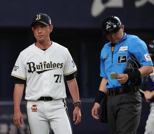 オリックス対西武　6回の攻撃を終え、オリックス岸田護監督は選手交代を告げる(撮影･西尾就之)