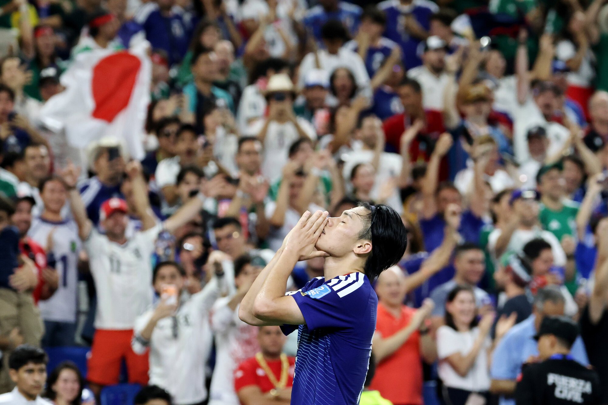 サッカーワールドカップ北中米大会　グループリーグF組　チュニジア―日本　前半、チーム2点目となるゴールを決めて喜ぶ上田綺世=内田光撮影