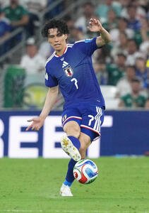 日本対チュニジア　後半、パスを出す田中碧(撮影･足立雅史)