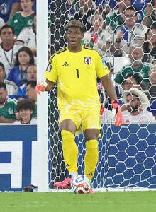 日本対チュニジア　後半、パスを出すGK鈴木彩艶(撮影･足立雅史)