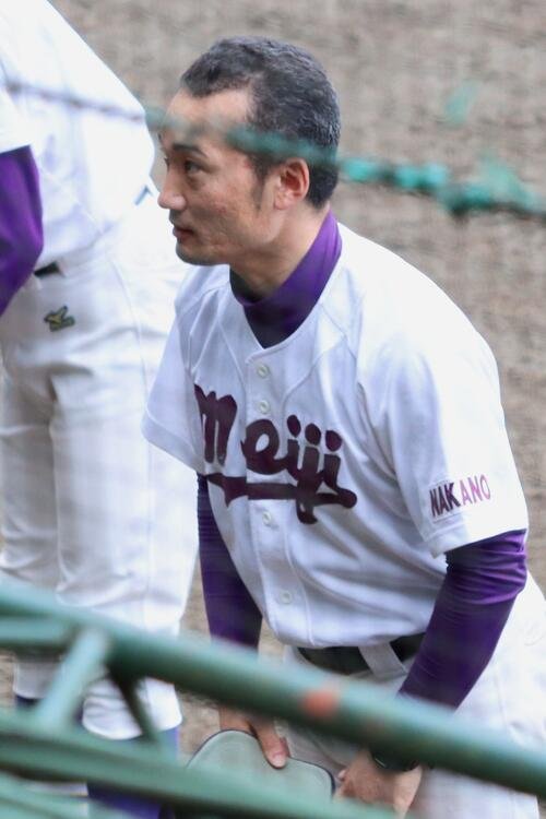 試合後観客席にあいさつをする明大中野･佐藤晃平監督(撮影･栗林真菜)＝2026年6月21日