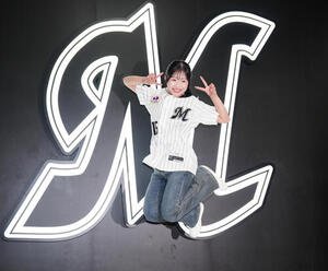 ロッテ対楽天　笑顔でジャンプする中井亜美(撮影･鈴木みどり)