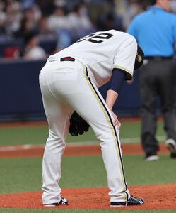 オリックス対西武　4回表西武2死一、二塁、オリックス先発の九里亜蓮は渡部聖弥に本塁打を許しガックリ(撮影･西尾就之)