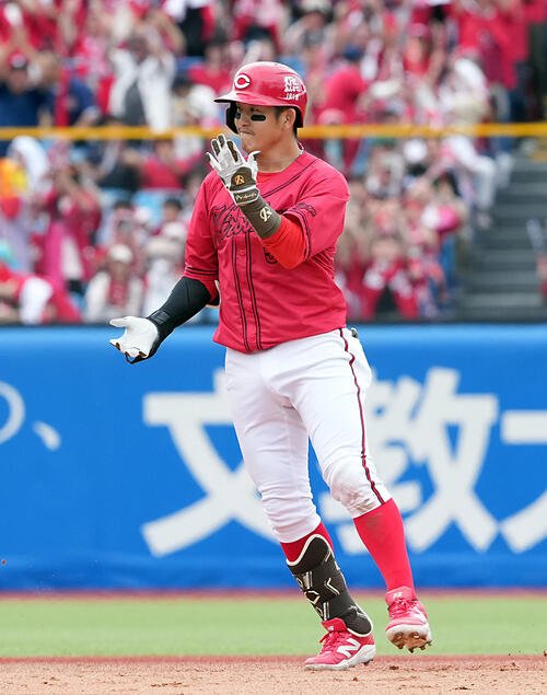 ヤクルト対広島　5回表広島2死一、二塁、2点適時打を放ちポーズを決める小園海斗(撮影･たえ見朱実)